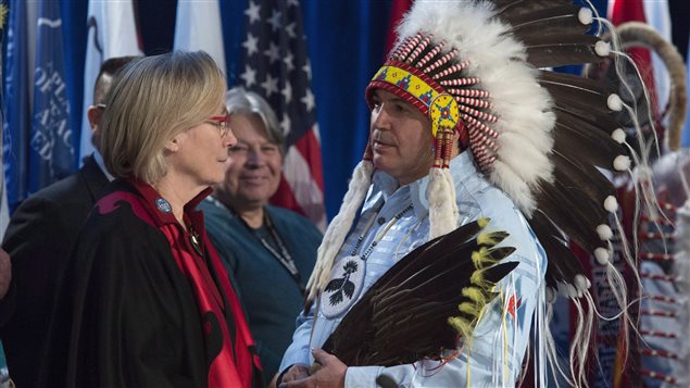 El jefe de la Asamblea de las Primeras Naciones de Canadá, Perry Bellegarde, junto con la ministra federal de Asuntos Indígenas y del Norte, Carolyn Bennett.