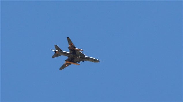 طائرة حربية سورية في سماء جرود عرسال يوم أمس الأول.