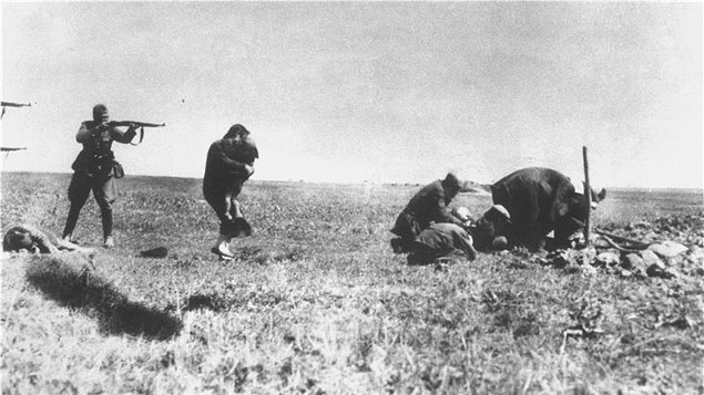 Ejecuciones de judíos por unidades alemanas móviles de exterminio del ejército (Einsatzgruppen) cerca de Ivangorod Ucrania, 1942. La foto fue enviada por correo desde el frente del este de Alemania y fue interceptada en una oficina de correos de Varsovia por un miembro de la resistencia polaca que reunía documentación sobre los crímenes de guerra nazis.