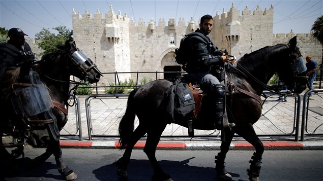 عناصر من الشرطة الإسرائيلية على ظهور الخيل اليوم خارج بوابة دمشق المؤدية إلى القدس القديمة