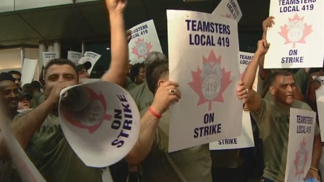 Trabajadores del personal de tierra en huelga en el Aerpuerto Internacional Lester B. Pearson en Toronto.