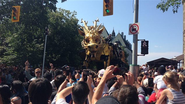Long-Ma inicia su último paseo por Ottawa, luego de despertarse frente a la sede de la Corte Suprema.