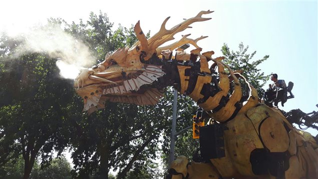 La altura de la figura le permitía lanzar vapor contra la copa de los árboles.
