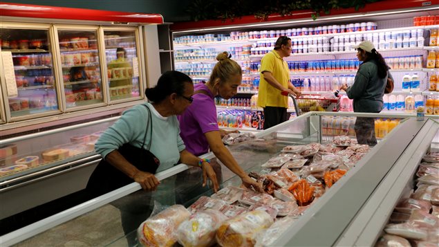 Venezolanos en un supermercado. 29 de julio de 2017.