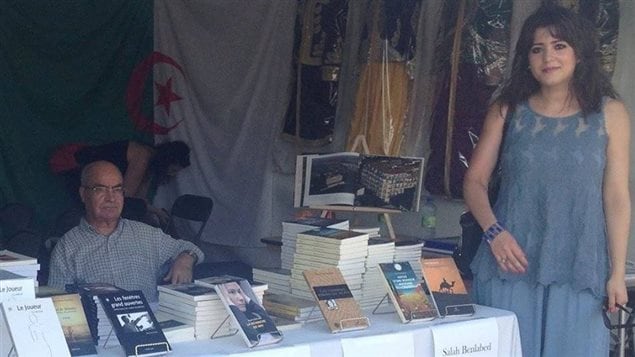 Un puesto de exposición en el Salón del libro de la diáspora árabe y bereber en Montreal.