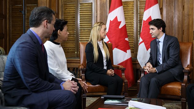 El primer ministro Justin Trudeau se reunió con Lilian Tintori, esposa del personaje de la oposición venezolana, Leopoldo López, en Ottawa el 16 de mayo de 2017.