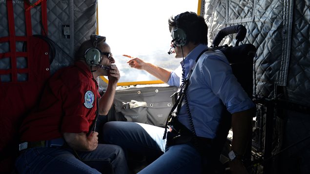 El primer ministro recorrió la zona afectada por aire y tierra.