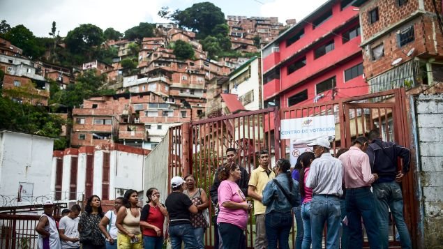 Venezolanos hacen cola para votar el domingo en un barrio de Caracas.