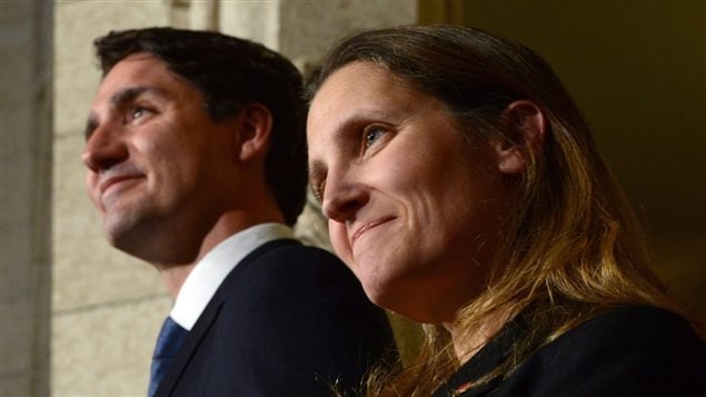 La ministre des Affaires étrangères, Chrystia Freeland, en compagnie du premier ministre, Justin Trudeau Photo : La Presse canadienne/Sean Kilpatrick