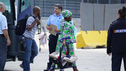 Des demandeurs d’asile arrivent au stade olympique de Montréal le 2 août 2017. Photo : Radio-Canada/Martin Thibault