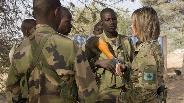 A Canadian Special Operations Forces Command medic provides instruction to members of the Niger Armed Forces during medical training as part of Flintlock 2017 in Diffa, Niger, February 25, 2017. Niger is one of seven African nations to host Flintlock 2017. (U.S. Army photo by Spc. Zayid Ballesteros)