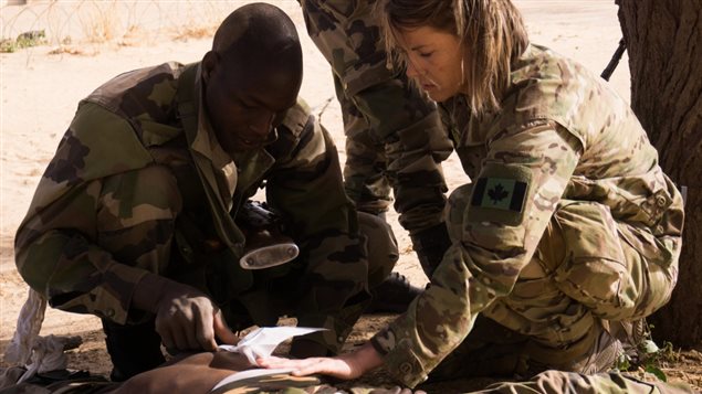 A Canadian Special Operations Forces Command medic provides instruction to a member of the Niger Armed Forces during medical training as part of Flintlock 2017 in Diffa, Niger, February 25, 2017. Niger is one of seven African nations to host Flintlock 2017. (U.S. Army photo by Spc. Zayid Ballesteros)