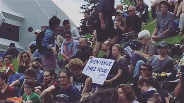 Canadienses participan en una manifestación de bienvenida a los demandantes de asilo albergados en el Estadio Olímpico de Montreal.