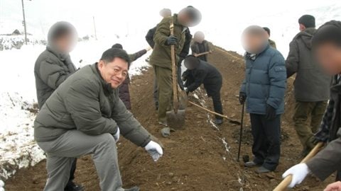 Hyeon Soo Lim travaillant dans un projet agricole humanitaire avant son arrestation – Photo : Lisa Pak