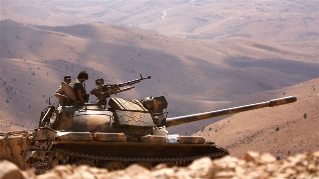 دبابة للجيش السوري في بلدة فليطة في محافظة ريف دمشق والقريبة من الحدود مع لبنان في صورة مأخوذة في 2 آب (أغسطس) الجاري.
