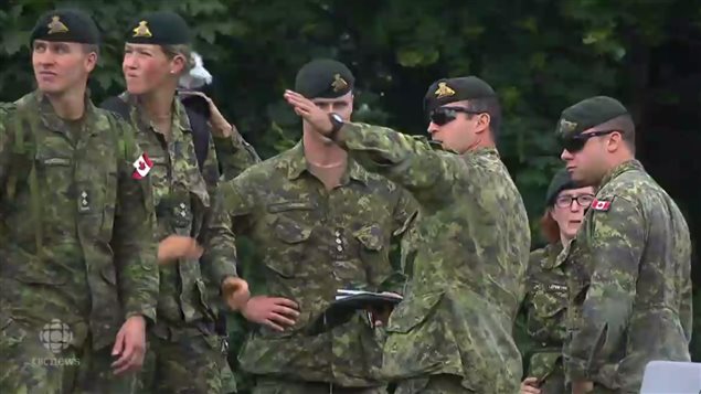 Miembros de ejército canadiense en el puesto fronterizo de Lacolle, Quebec