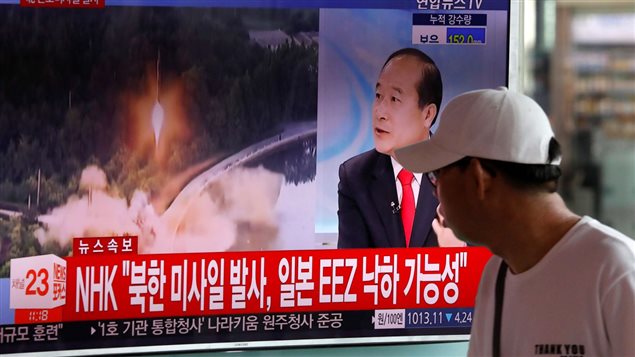 Un surcoreano observa un noticiero sobre una prueba de misiles balísticos de Corea del Norte el 4 de julio de 2017.