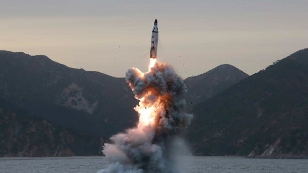 Cette photo non datée a été publiée par l’agence officielle nord-coréenne KCNA le 24 avril 2017. Elle montrerait « un tir de missile balistique sous-marin » effectué à partir d’un endroit non précisé. Photo : EPA
