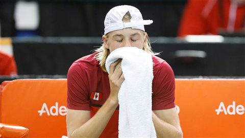 Denis Shapovalov, déçu après avoir été disqualifié de la Coupe Davis en février dernier. Photo : Reuters/Chris Wattie