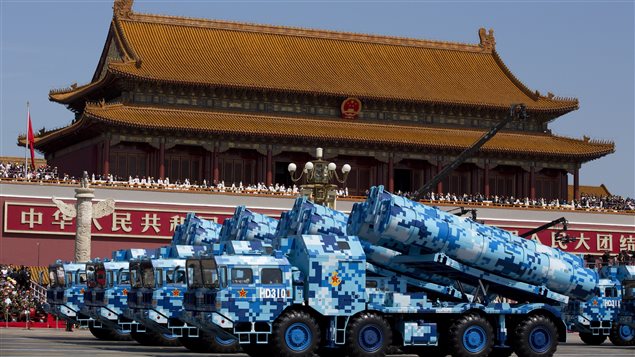 Desfile de baterías de misiles chinos en la Plaza Tiananmen, Beijing.