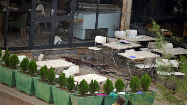 Los agresores dispararon a sangre fría contra los parroquianos que se hallaban en la terraza del local.