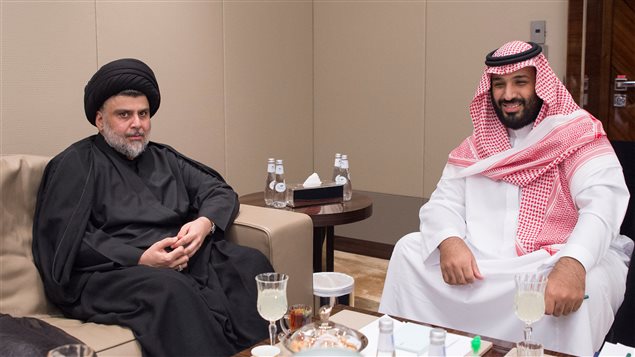 ولي العهد السعودي الأمير محمد بن سلمان (إلى اليمين) مجتمعاً بضيفه الزعيم العراقي الشيعي مقتدى الصدر في جدة في 30 تموز (يوليو) الفائت.