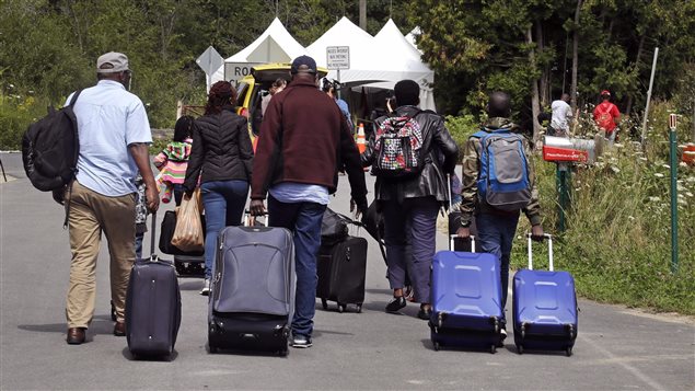 Haitianos llegando a la frontera con Canadá.
