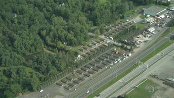 Des dizaines de tentes avaient été installées pour accueillir des demandeurs d’asile à Saint-Bernard-de-Lacolle au Québec. Photo : Radio-Canada