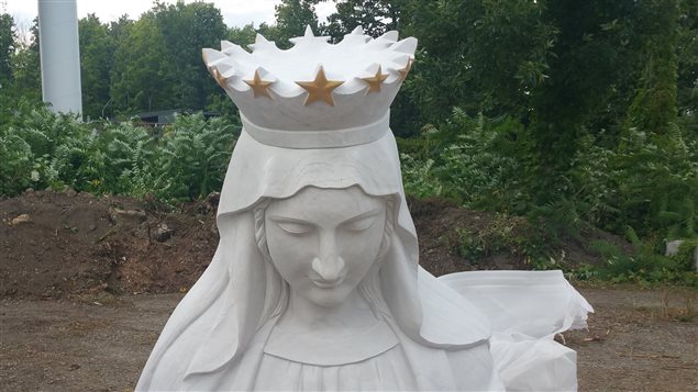 جزء من تمثال مريم العذراء في حديقة كنيسة سيدة لبنان في لافال