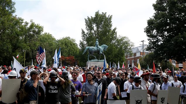 Manifestación de supremacistas blancos frente a la estatua del general esclavista Robert E. Lee en Charlottesville, Virginia 12 de agosto, 2017.