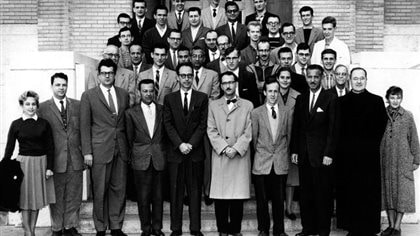 Pierre Demers en 1960 (sixième au premier rang à partir de la gauche ) alors qu’il enseignait la physique à l’Université de Montréal. UdM