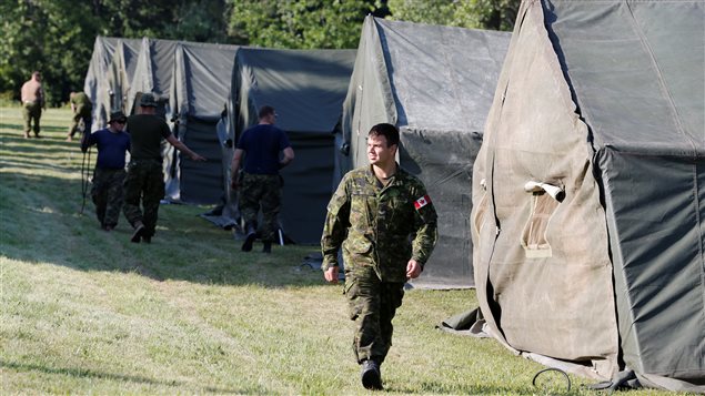 Soldados canadienses ayudaron a levantar carpas para los solicitantes de asilo en Lacolle, Quebec. 