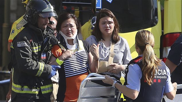 إسعاف إحدى المصابات بهجوم برشلونة اليوم.