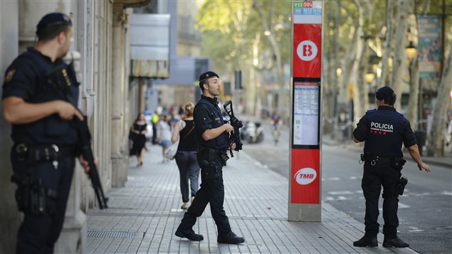 Policías armados patrullan Las Ramblas en Barcelona, España, 18 de agosto de 2017.