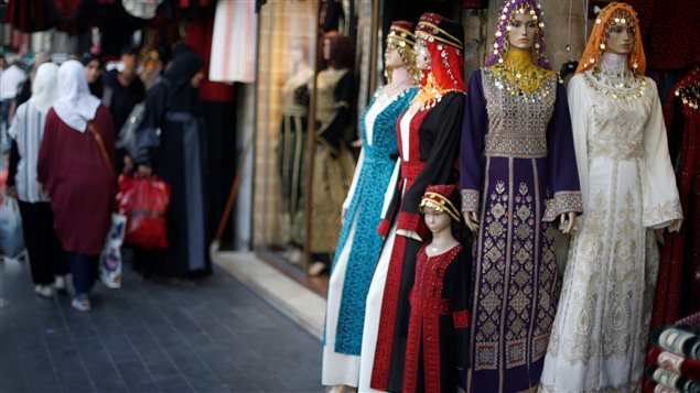 أزياء تقليدية نسائية معروضة في سوق في وسط عمّان، في صورة مأخوذة في الأول من آب (أغسطس) الجاري.
