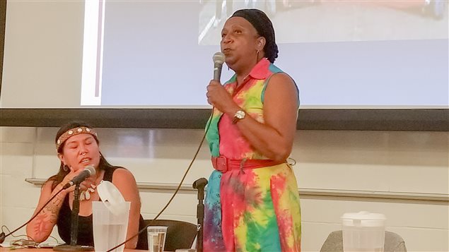 Rose Brewer, profesora en la Universidad de Minnesota, toma la palabra en una conferencia en Montreal. A su lado la líder indígena Kanahus Manuel. 