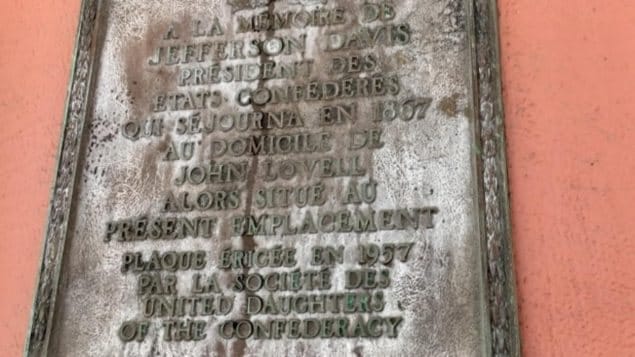 La placa dedicada en Montreal a Jefferson Davis, el primer presidente de la Confederación, fue colocada en una pared de la tienda Hudson. El texto en francés decía: 