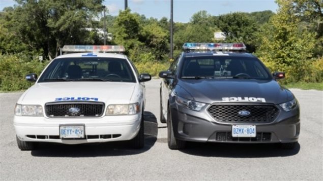 Antigua (izq.) y nueva versión (der.) de los carros de la policía de Toronto. 