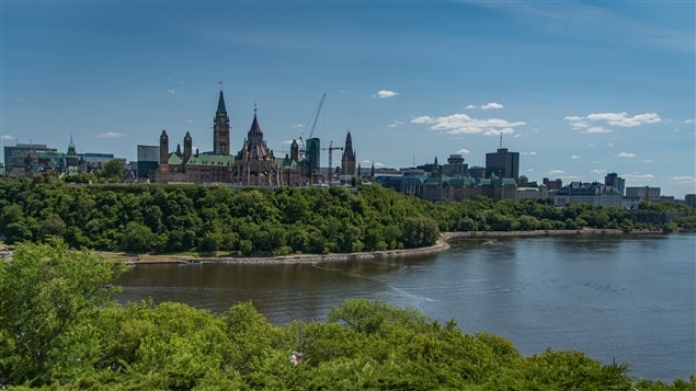 Le Parlement d’Ottawa et la rivière des Outaouais à ses pieds.   Photo : Radio-Canada/Michel Aspirot