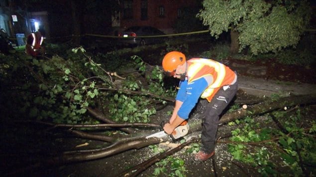 Crews were out all night in an effort to clean up damage from Tuesday’s powerful storm in Montreal. (Radio-Canada)