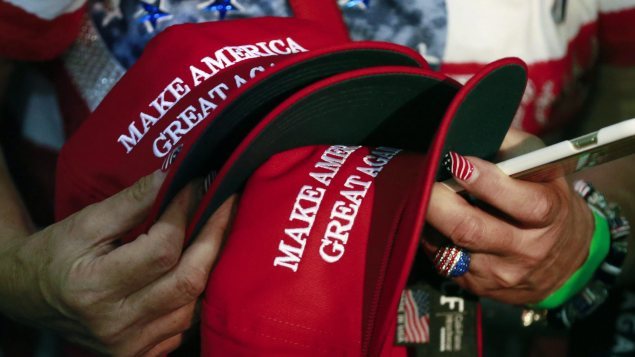 شعار الرئيس دونالد ترامب على القبعة