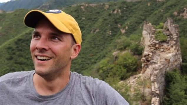 Le journaliste canadien Nathan VanderKlippe près de la Muraille de Chine. Photo : Twitter/Nathan VanderKlippe