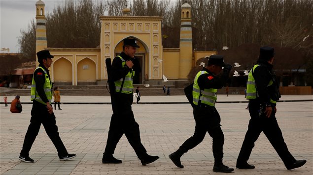 A police patrol walk in front of the Id Kah Mosque in the old city of Kashgar, Xinjiang Uighur Autonomous Region, China, March 22, 2017. 