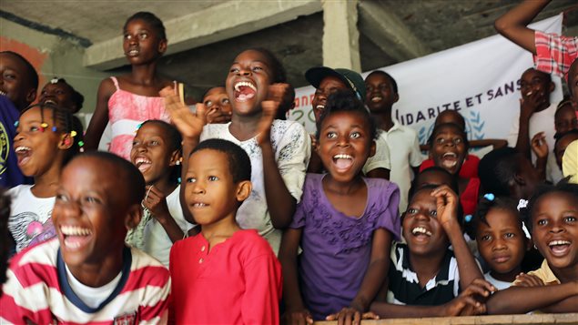 Niños en el espectáculo de Payasos Sin Fronteras Canadá en Puerto Príncipe, Haití.