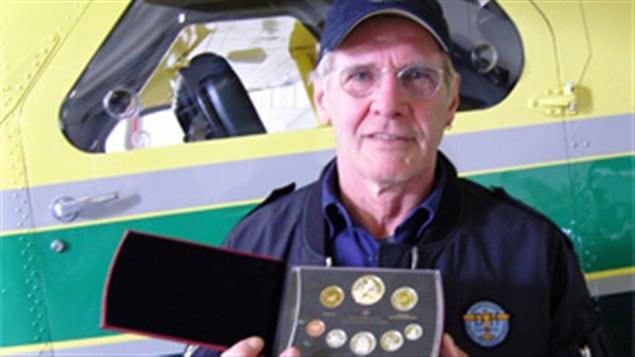 Hollywood star Harrison Ford who owns the DHC-2 Beaver behind him shown here with the 2009 Royal Canadian Mint collection set of coins honouring the plane