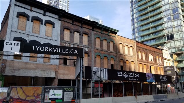 De estas casas solo quedarán las fachadas en la construcción de una nueva torre de apartamentos en Toronto-
