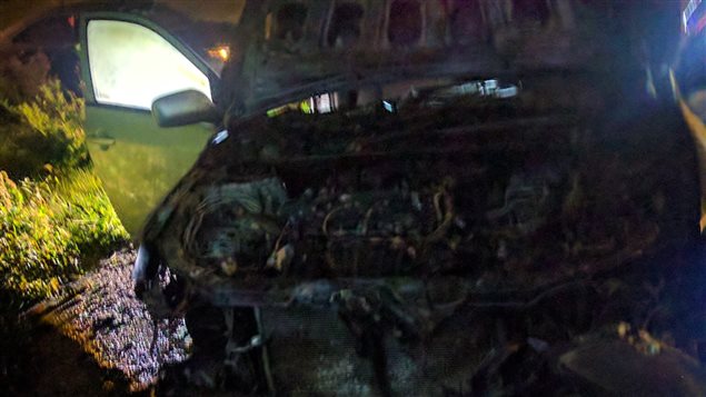 آثار الحريق الذي يُعتقد أنه استهدف عمداً سيارة رئيس المركز الثقافي الإسلامي في مدينة كيبيك محمد العبيدي.