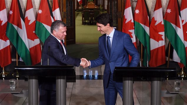 مصافحة بين رئيس الحكومة الكندية جوستان ترودو (إلى اليمين) وضيفه العاهل الأردني الملك عبد الله الثاني أمس في مبنى البرلمان الكندي في أوتاوا حيث عقد الزعيمان مؤتمراً صحفياً مشتركاً.