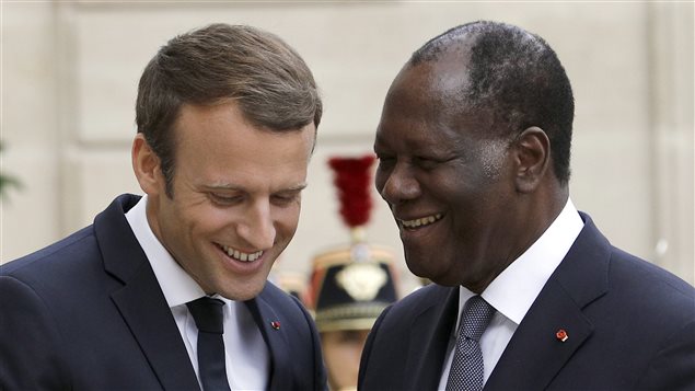 El presidente francés, Emmanuel Macron y el presidente marfileño, Alassane Ouattara en París.