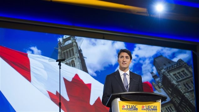 رئيس الحكومة الكندية جوستان ترودو ملقياً خطابه اليوم أمام مؤتمر المجلس الوطني للفرع الكندي لنقابة عمال الأغذية والتجارة المتحدين (UFCW) المنعقد في مونتريال.